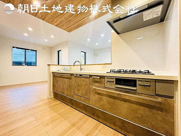 【キッチン】明るく開放感があるキッチンはリビングが見渡せる対面キッチンを採用。いつでもご家族を感じながらお料理できます。