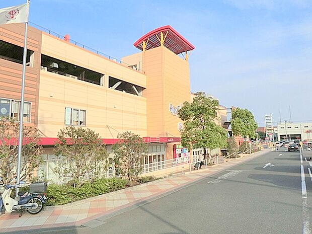 【綾瀬タウンヒルズ】760m 衣類、食品、電化製品から食事のサービスまで充実しています。