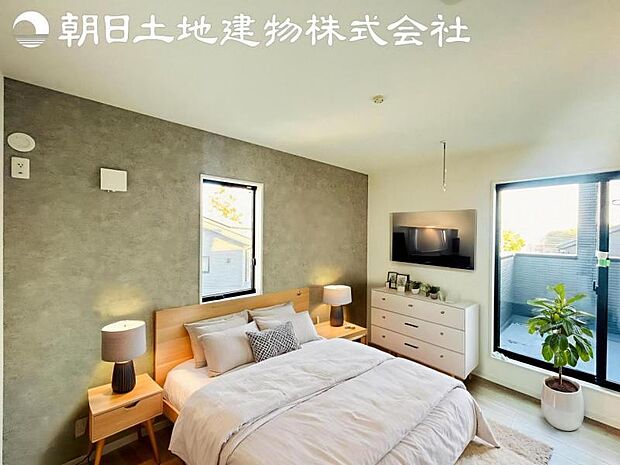 【寝室】道行く人の視線を気にせず暮らせる安心感。そして窓から見える空がさらなる解放感を演出します。※家具等はCG合成となります。