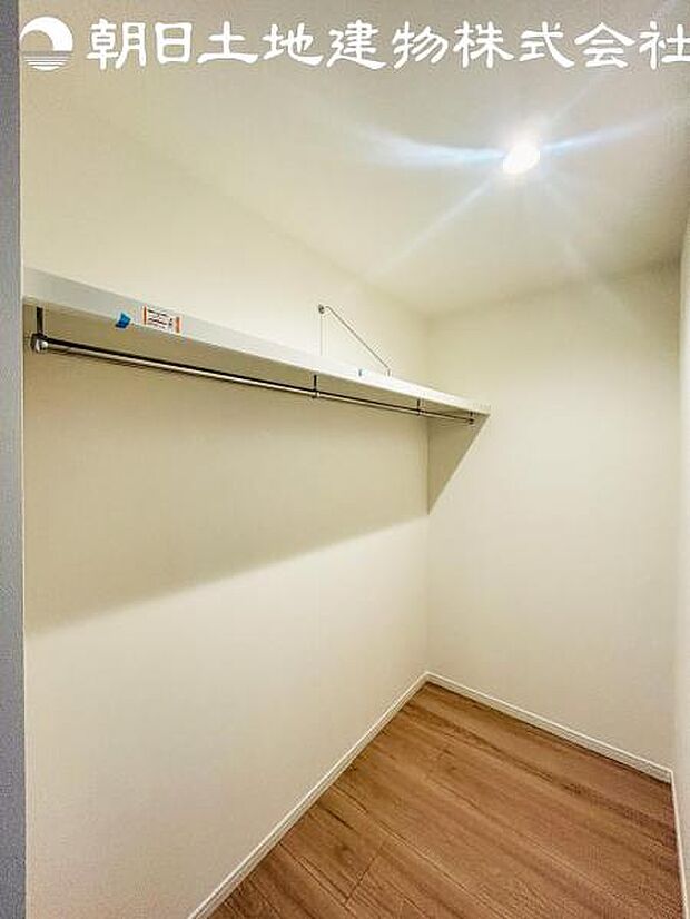 【ウォークインクローゼット】洋服などを機能的に吊せるハンガーパイプ、帽子やバッグなどを収納できる棚を組み合わせて設計し、収納物の快適な出し入れに配慮しています。