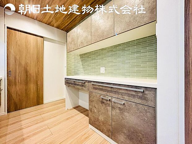 【カップボード(食器棚)】キッチン同メーカーのカップボードを標準設置。リビングから見える部分もキッチンと同じパネルなのでお洒落に見えます♪