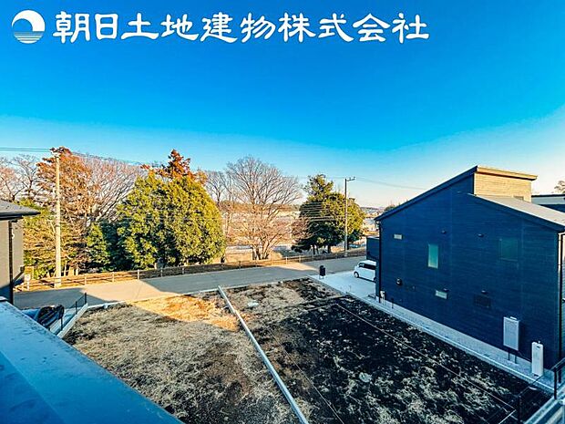 【眺望】低層住宅が建ち並ぶ美しい街並みを一望できる眺め。日当りよく、心地良い風に吹かれてホッと一息ついてください。