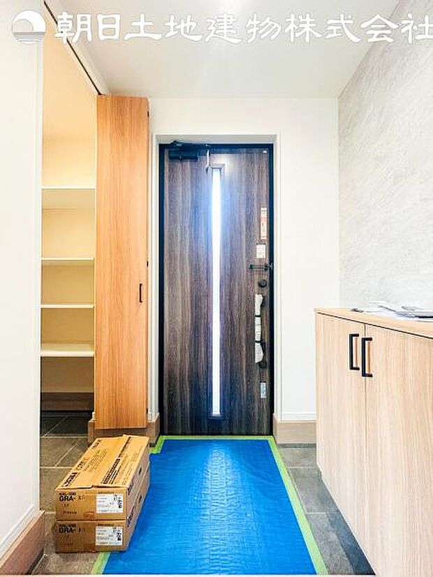 【明るく収納豊富な玄関】玄関横にシューズインクローク付き、雨具や三輪車を置いても余裕の広さ