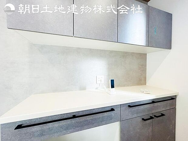 【カップボード(食器棚)】キッチン同メーカーのカップボードを標準設置。リビングから見える部分もキッチンと同じパネルなのでお洒落に見えます♪