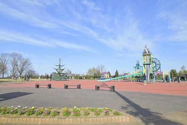【風車公園】850m 遊具がたくさんあり人気の公園です。小さい子洋の遊具も別にあります。駐車場もあります。