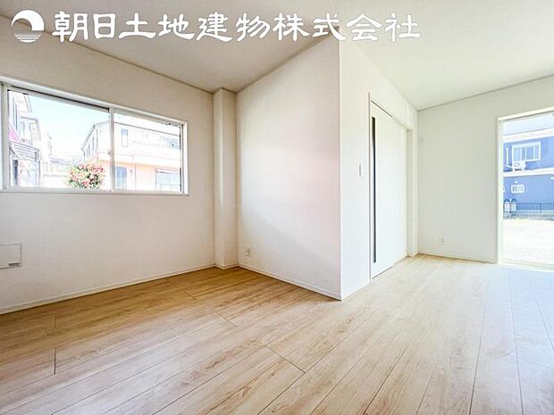 【リビング】開口部からたくさんの採光が望める快適空間となりご家族が集まりやすいリビングです。