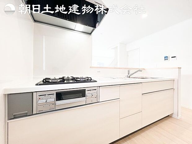 【キッチン】明るく開放感があるキッチンはリビングが見渡せる対面キッチンを採用。いつでもご家族を感じながらお料理できます。