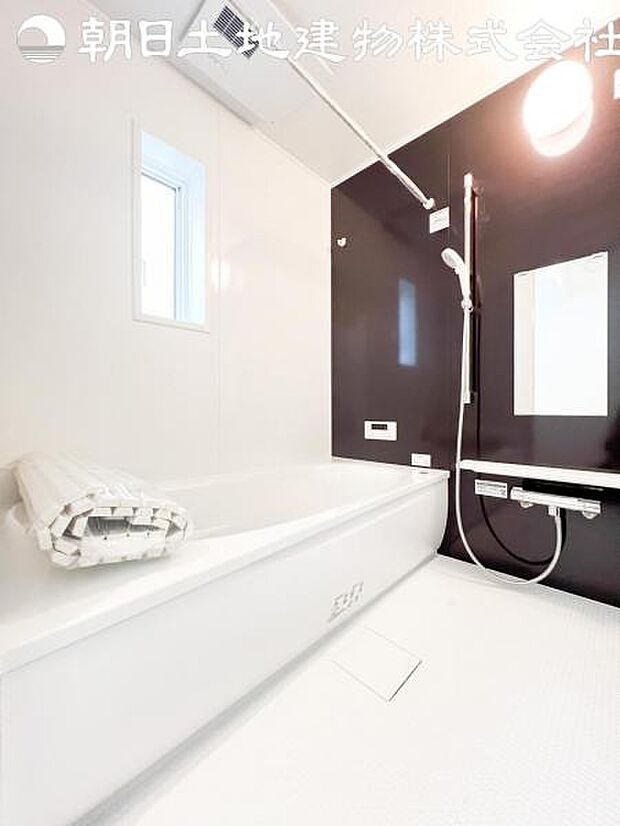 【浴室】一日の疲れを心身ともに癒してくれるリラックス空間は半身浴でゆっくりおくつろぎ頂けます。