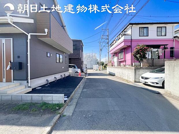 【前面道路】穏やかな住環境は子育てにも良い環境です。整頓された街並みになり完成するのが楽しみになります。