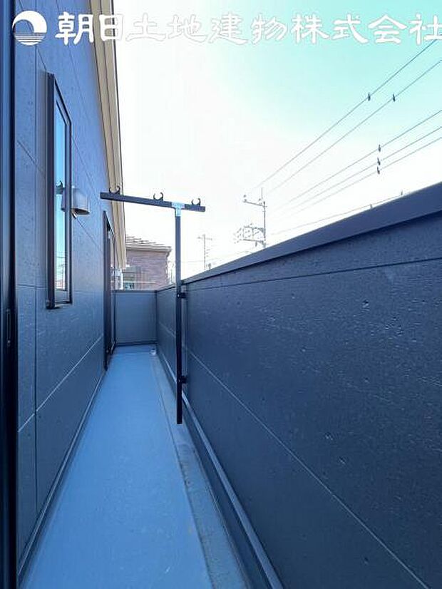 【バルコニー】人気のワイドバルコニーを採用しております。洗濯物が多いご家族でも安心ですね。