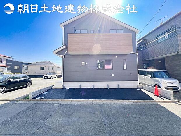 【カースペース】前面道路も幅があり、駐車しやすい配置です。