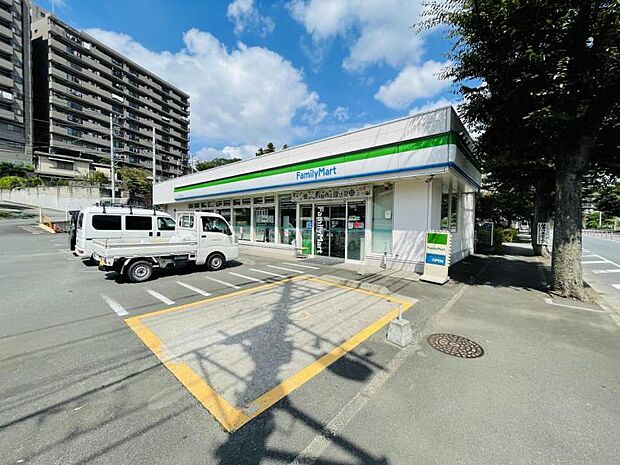 【ファミリーマート　座間入谷西店】550ｍ　駐車場が広いので利用しやすいです。トイレの数も多いです。
