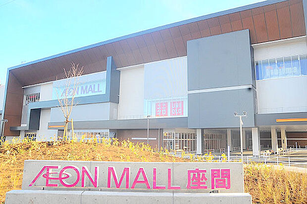 【イオンモール座間】2400ｍ　駐車場は一階平置き、屋上と立体駐車場全て無料です。 