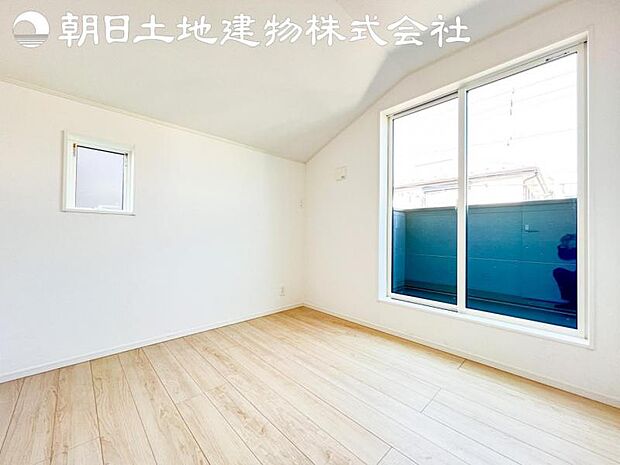 【洋室】道行く人の視線を気にせず暮らせる安心感。そして窓から見える空がさらなる解放感を演出します。