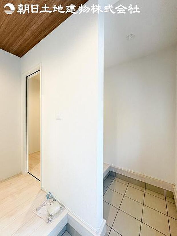 【シューズインクローゼット】シューズボックスには入りきらないブーツなどはもちろん、ベビーカーなども片付けができます。