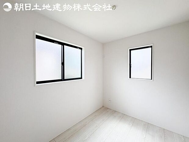 【洋室】道行く人の視線を気にせず暮らせる安心感。そして窓から見える空がさらなる解放感を演出します。