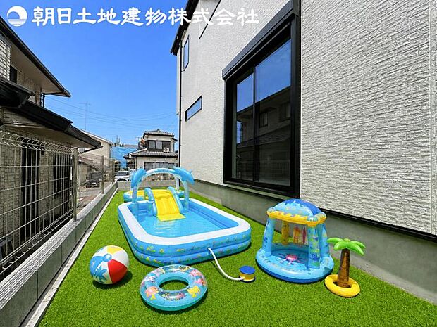 【庭スペース】ゆったりとしたお庭先は日当たりを確保するのにも大事なスペースです。※家具等はCG合成です。
