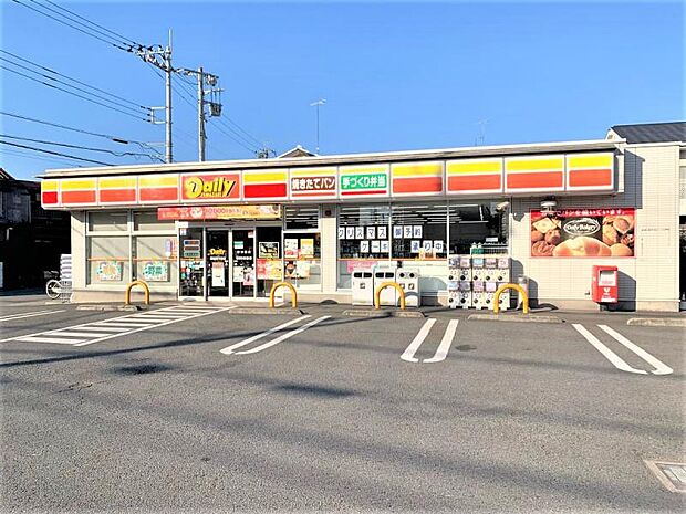 【デイリーヤマザキ 座間四ツ谷店】850m 焼きたてのパンがとっても魅力的で美味しいです! 手作り感満載のおにぎりもあり、おススメのコンビニです。