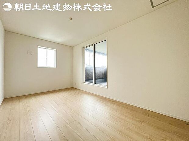 【洋室】道行く人の視線を気にせず暮らせる安心感。そして窓から見える空がさらなる解放感を演出します。