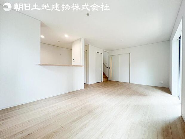 【リビング】ご家族の一日のはじまりも一日の終わりも、いつもこの空間から。お家のなかで特にこだわって頂きたい空間です。