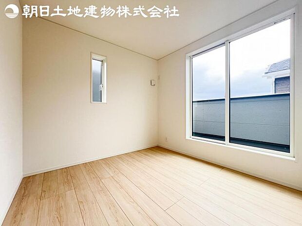 【洋室】開口部いっぱいから取り入れた柔らかな日差しとフローリングの色味が調和し快適空間を演出します。
