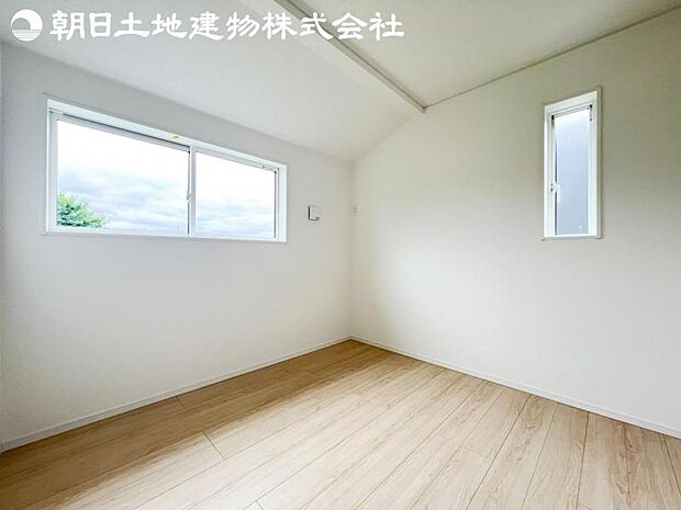 【洋室】2面より光を取り込み明るいお部屋となっております。