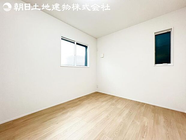 【洋室】開口部いっぱいから取り入れた柔らかな日差しとフローリングの色味が調和し快適空間を演出します。