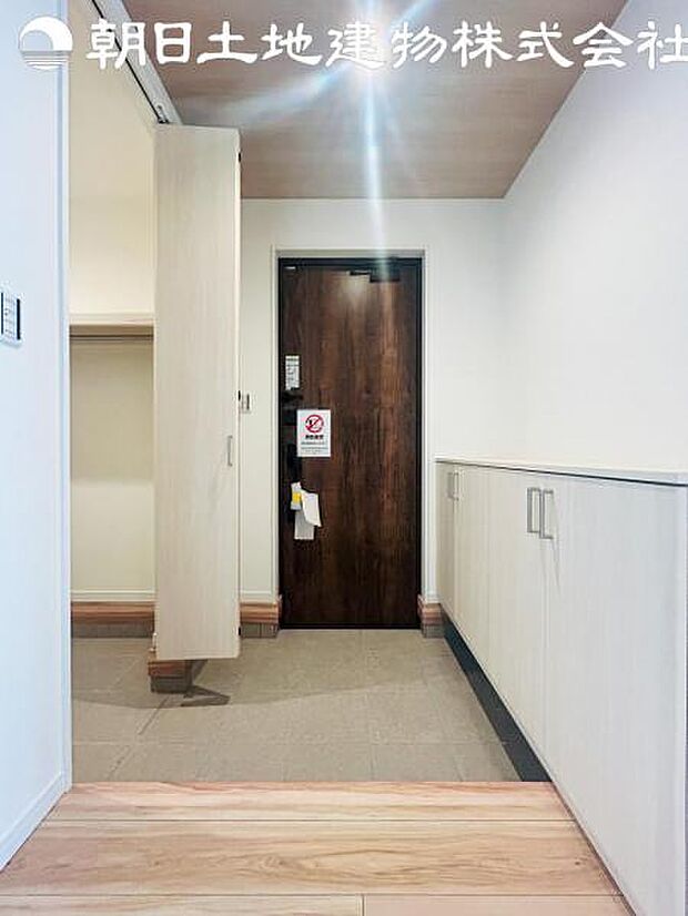 【玄関】玄関にはシューズボックス以外にも収納スペースございます。