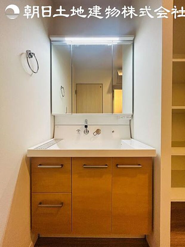 【洗面台】さわやかに気持ちよく1日が始められるように、機能性とデザイン性を両立した洗面化粧台です。