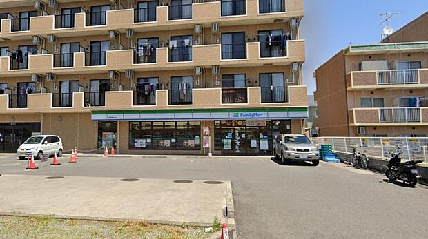 【ファミリーマート 秦野南矢名店】700m 品揃えが良いです。駐車場が広いので利用しやすいです。