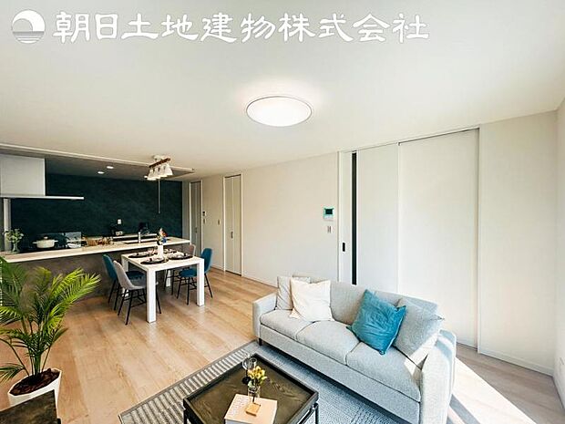 【リビング】開口部からたくさんの採光が望める快適空間となりご家族が集まりやすいリビングです。