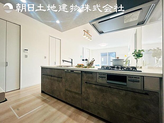 【キッチン】明るく開放感があるキッチンはリビングが見渡せる対面キッチンを採用。いつでもご家族を感じながらお料理できます。