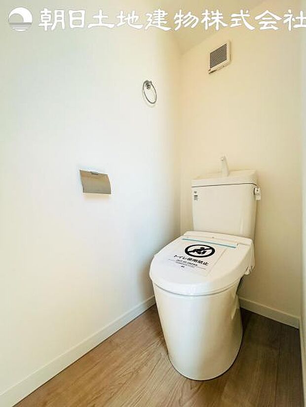 【トイレ】洗浄機能つきのお手洗いは2か所ございます。朝の忙しい時間や来客時に重宝します。