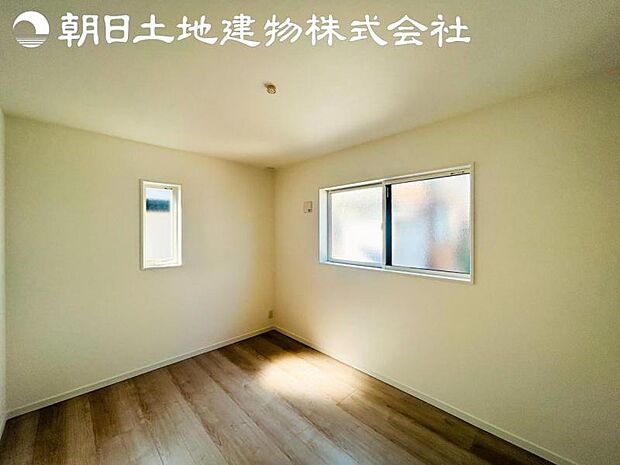 【洋室】2面より光を取り込み明るいお部屋となっております。