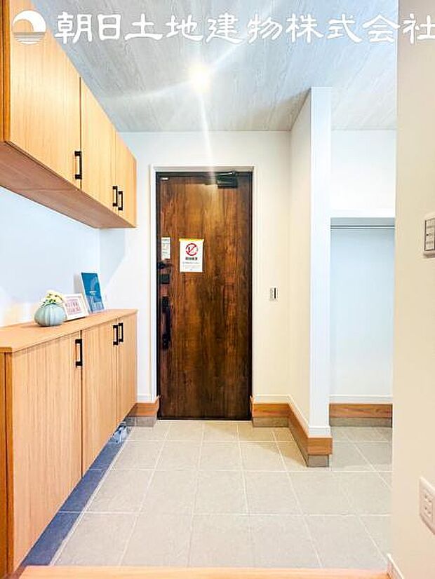 【玄関】玄関にはシューズボックス以外にも収納スペースございます。