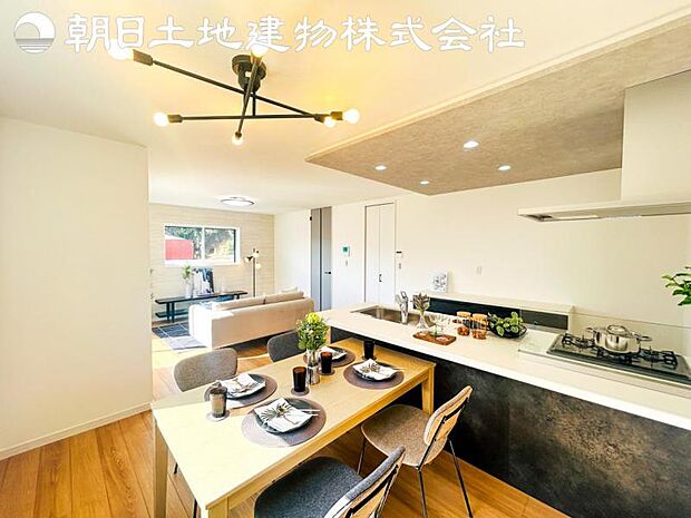 【リビング】開口部からたくさんの採光が望める快適空間となりご家族が集まりやすいリビングです。