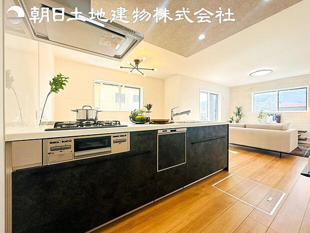 【キッチン】明るく開放感があるキッチンはリビングが見渡せる対面キッチンを採用。いつでもご家族を感じながらお料理できます。
