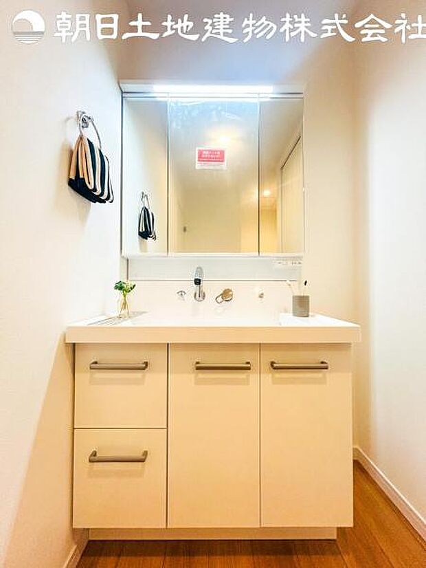 【洗面台】さわやかに気持ちよく1日が始められるように、機能性とデザイン性を両立した洗面化粧台です。