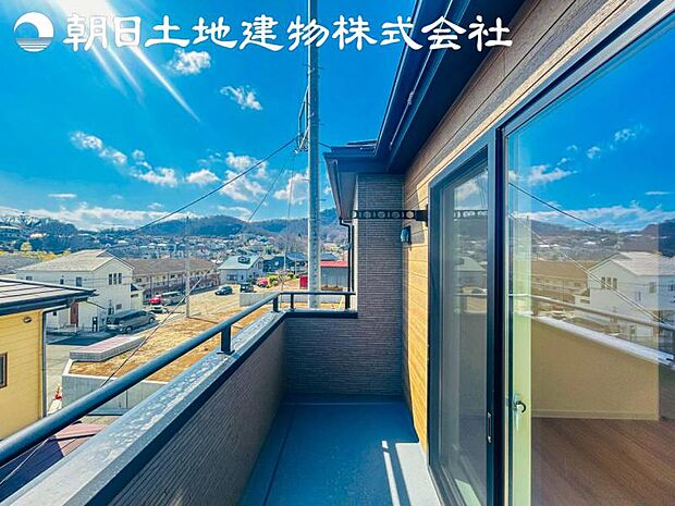 【バルコニー】。日当りよく、心地良い風に吹かれてホッと一息ついてください。