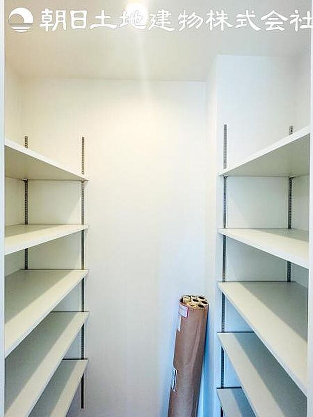 【ストレージルーム】パントリーとして使うも良し、家族の荷物をしまうも良し、使い勝手のよいストレージです。