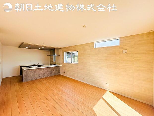 【リビング】開口部からたくさんの採光が望める快適空間となりご家族が集まりやすいリビングです。