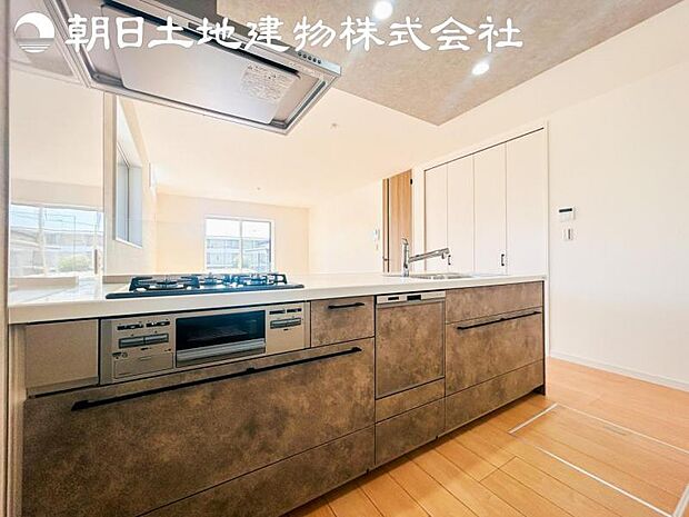 【キッチン】明るく開放感があるキッチンはリビングが見渡せる対面キッチンを採用。いつでもご家族を感じながらお料理できます。