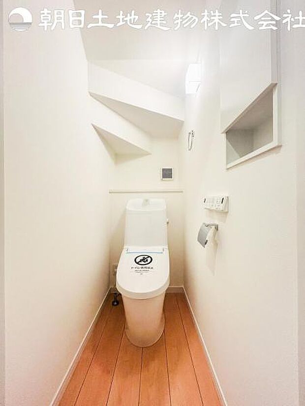 【トイレ】洗浄機能つきのお手洗いは2か所ございます。朝の忙しい時間や来客時に重宝します。