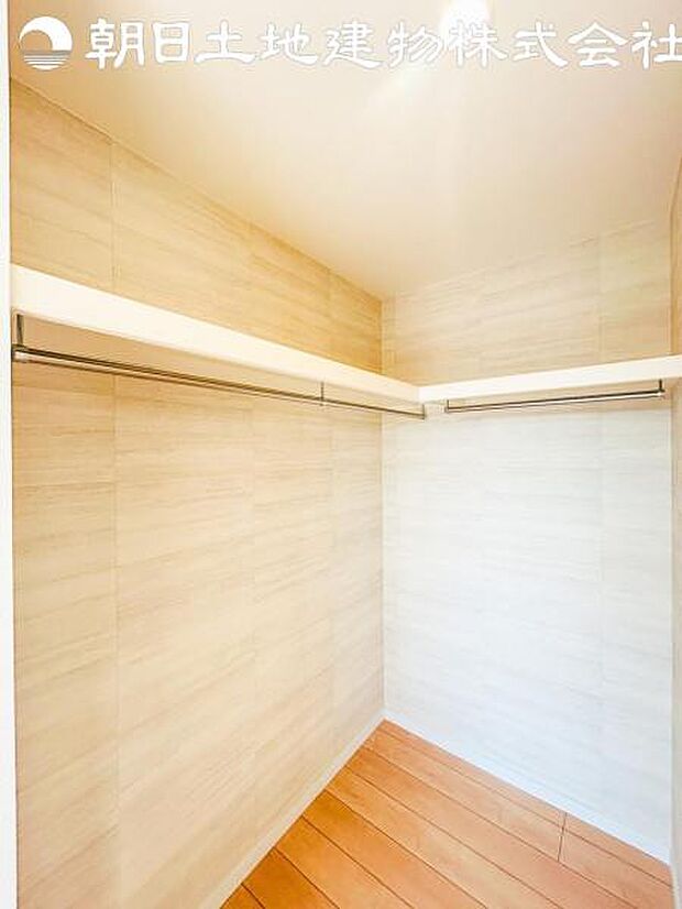 【ウォークインクローゼット】主寝室にはウォークインクローゼットを採用。かなりの広さがございますので上手に利用してお部屋を広く使ってください。