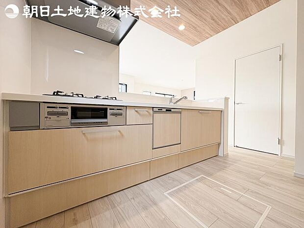 【キッチン】明るく開放感があるキッチンはリビングが見渡せる対面キッチンを採用。いつでもご家族を感じながらお料理できます。