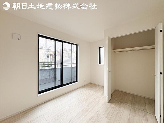 【洋室】バルコニーに面した掃出し窓があるため、光を取り込み明るいお部屋となっております。