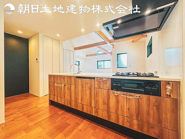 【キッチン】明るく開放感があるキッチンはリビングが見渡せる対面キッチンを採用。いつでもご家族を感じながらお料理できます。