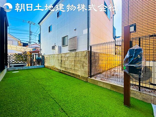 【庭】南側にはゆったりとしたお庭スペースございます。お子さんのプール、ガーデニングと使い方は様々です。