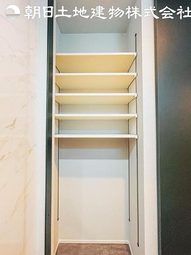 【リネン庫】タオルや着替えを置いておけるあったら便利なリネン棚があります。