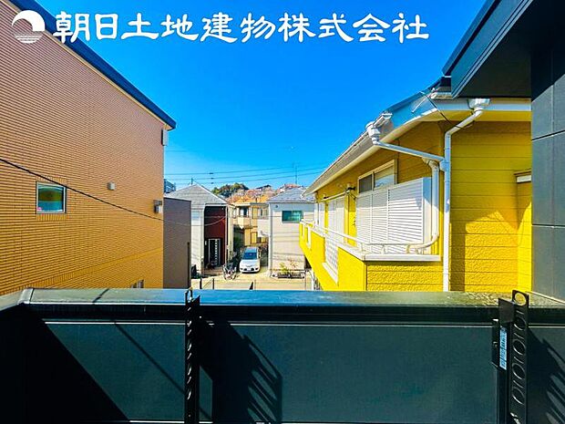 【眺望】前に建物は見えますが正面は抜けているので開放感が感じられます。